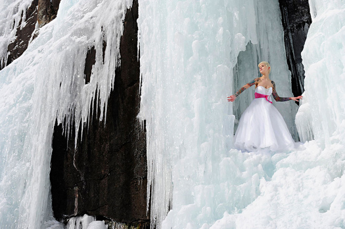 Couple Takes Extreme Wedding Photos On The Edge Of A Cliff (12 pics)