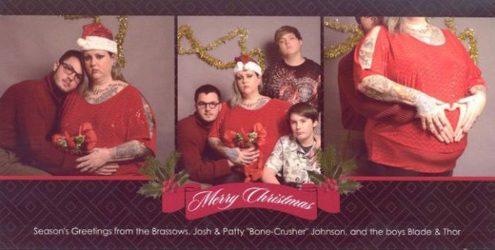 College Student Poses For Christmas Card With Fake Family To Troll His Relatives (3 pics)