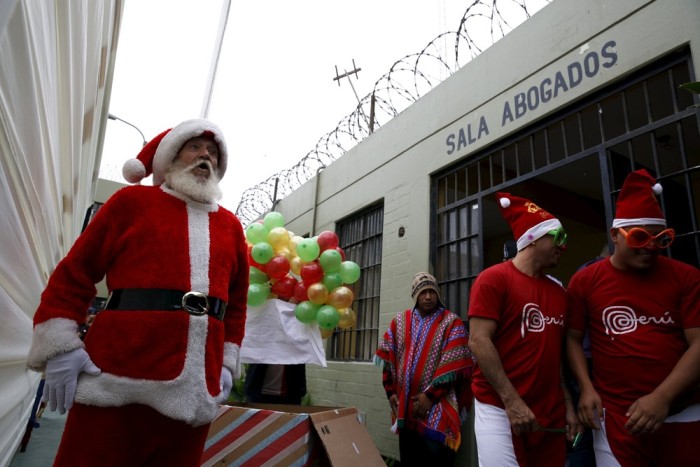 Inmates Celebrate Christmas In A Peruvian Prison (17 pics)