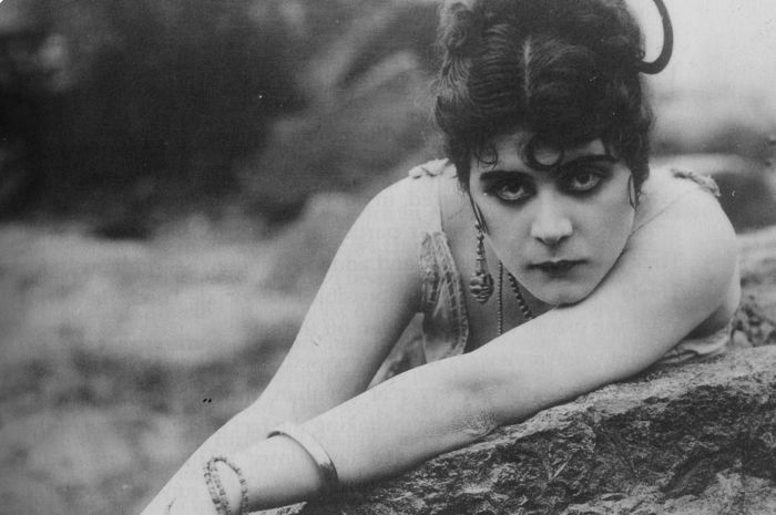 Looking Back On The Hottest Sex Symbols From The Last Century (24 pics)