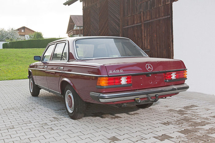 This 30 Year Old Mercedes-Benz Is In Near Perfect Condition (12 pics)