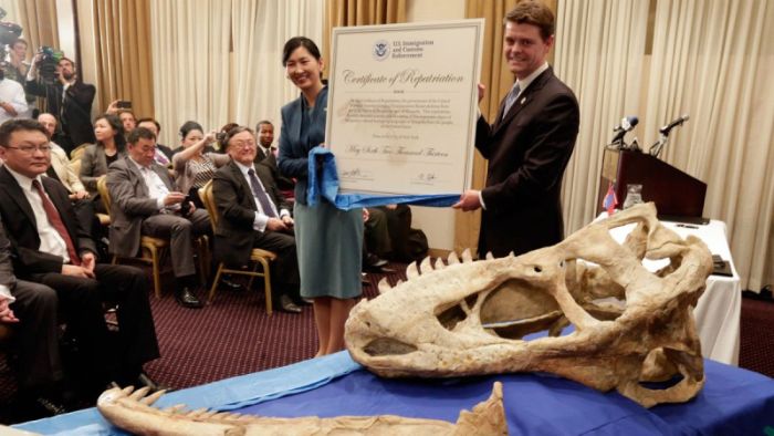Nicolas Cage Returns His Stolen Dinosaur Skull To The Mongolian Government (2 pics)