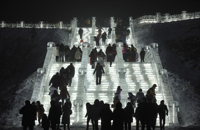 China's Winter Festival Lights Up The Night Sky (15 pics)
