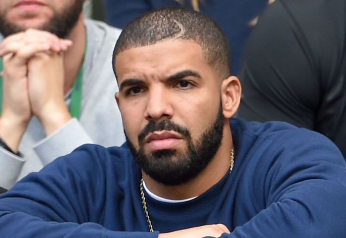 Drake Got Shut Down When He Tried To Hit Up Pornstar Mia Khalifa (3 pics)