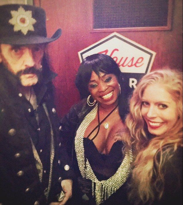 The Last Pictures Taken Of Lemmy Kilmister From Motorhead Before He Passed (2 pics)