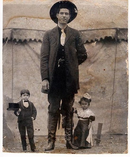 These Old Creepy Circus Photos Are No Laughing Matter (20 pics)