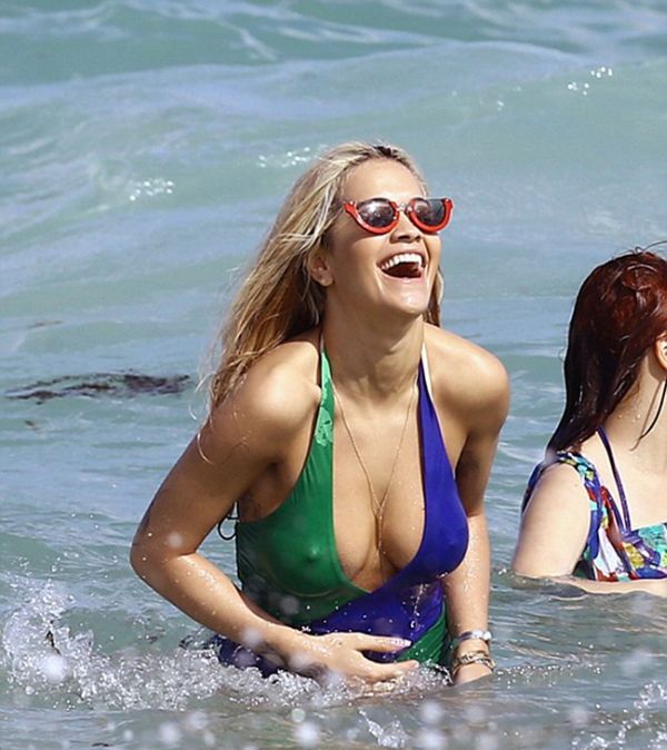 Rita Ora Shows Off Her Sexy Body In A Low Cut Swimsuit On The Miami Beach (10 pics)