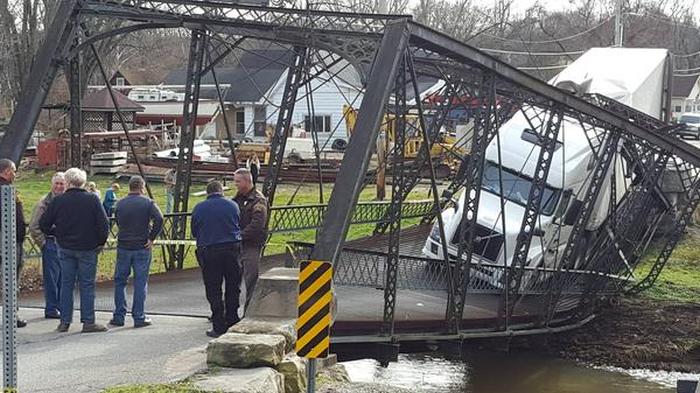 Woman Destroys Bridge With An Overweight Truck (6 pics)