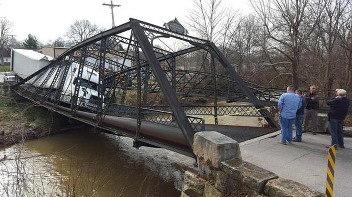 Woman Destroys Bridge With An Overweight Truck (6 pics)