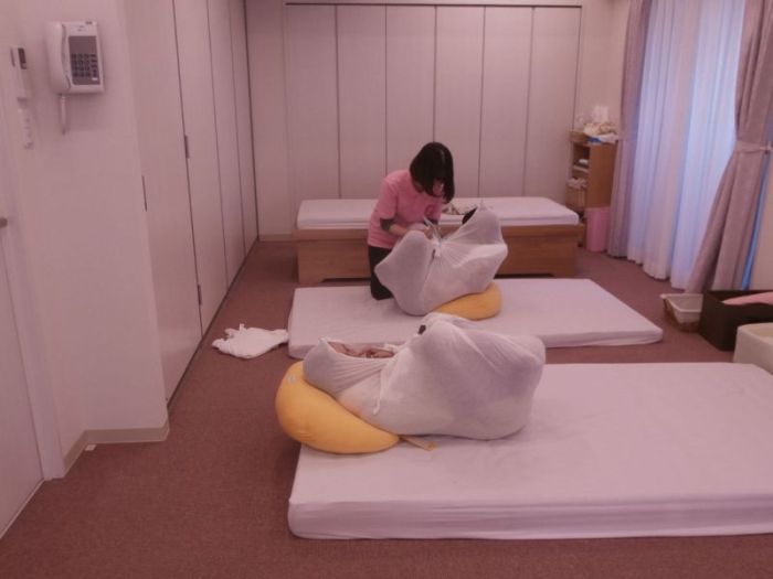 This Class In Japan Has A Unique Approach To Swaddling Children (10 pics)