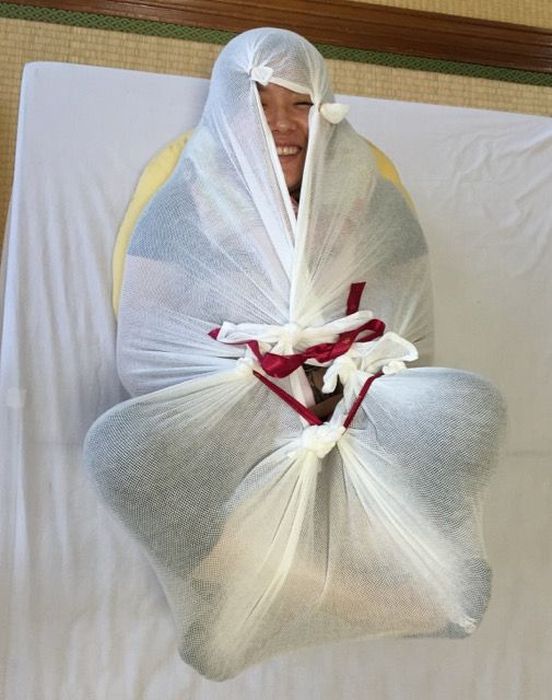 This Class In Japan Has A Unique Approach To Swaddling Children (10 pics)