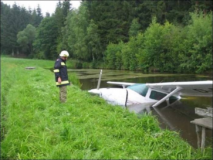 Aircraft Accidents Can Come Out Of Nowhere (65 pics)