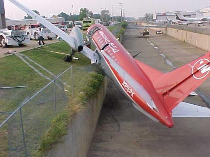 Aircraft Accidents Can Come Out Of Nowhere (65 pics)