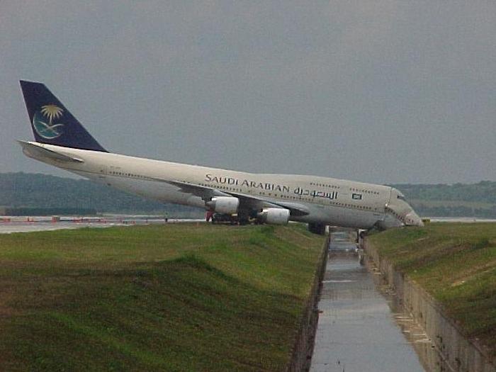 Aircraft Accidents Can Come Out Of Nowhere (65 pics)