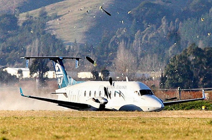 Aircraft Accidents Can Come Out Of Nowhere (65 pics)