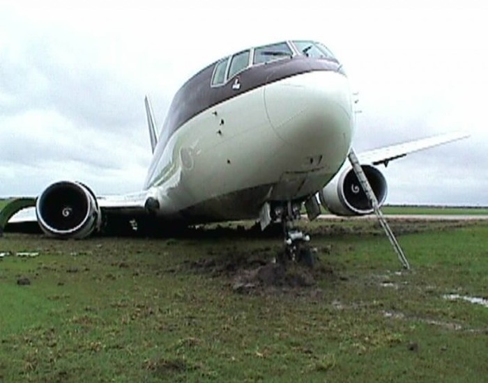 Aircraft Accidents Can Come Out Of Nowhere (65 pics)