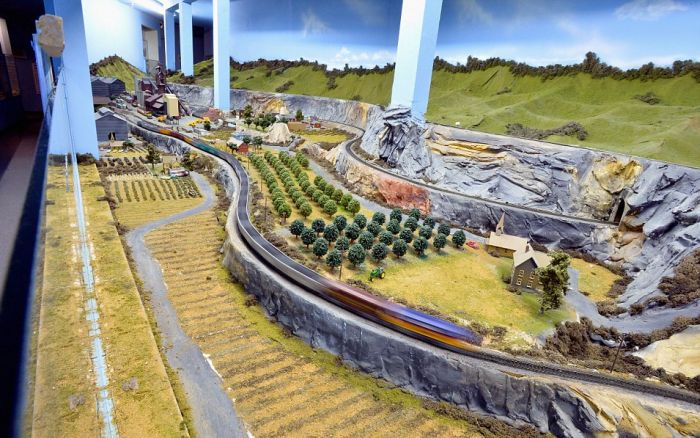 This Is The World's Largest Model Railroad (16 pics)