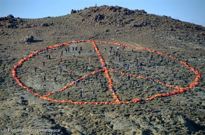 Refugees Use Life Jackets To Display A Message Of Peace On A Greek island (7 pics)
