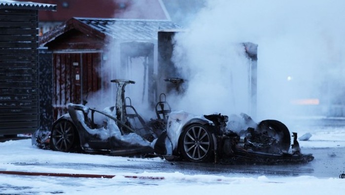 Tesla Model S Burns To The Ground In Norway (2 pics + video)