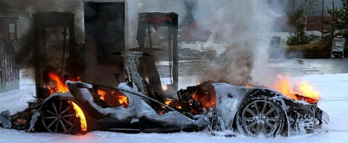 Tesla Model S Burns To The Ground In Norway (2 pics + video)