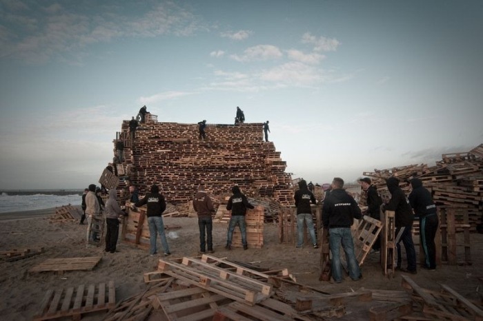 Two Teams Tried To Create The Largest Bonfire In The Netherlands On New Year's Eve (9 pics)