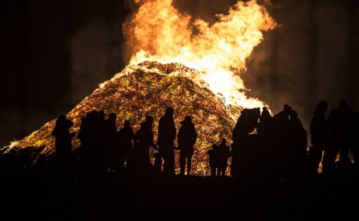Two Teams Tried To Create The Largest Bonfire In The Netherlands On New Year's Eve (9 pics)