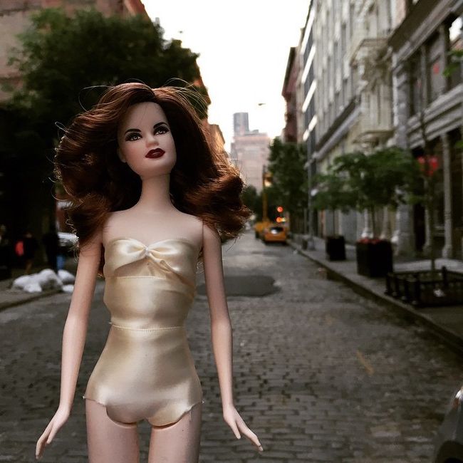 The Most Important Pop Culture Moments From 2015 Reenacted By Barbie Dolls (12 pics)