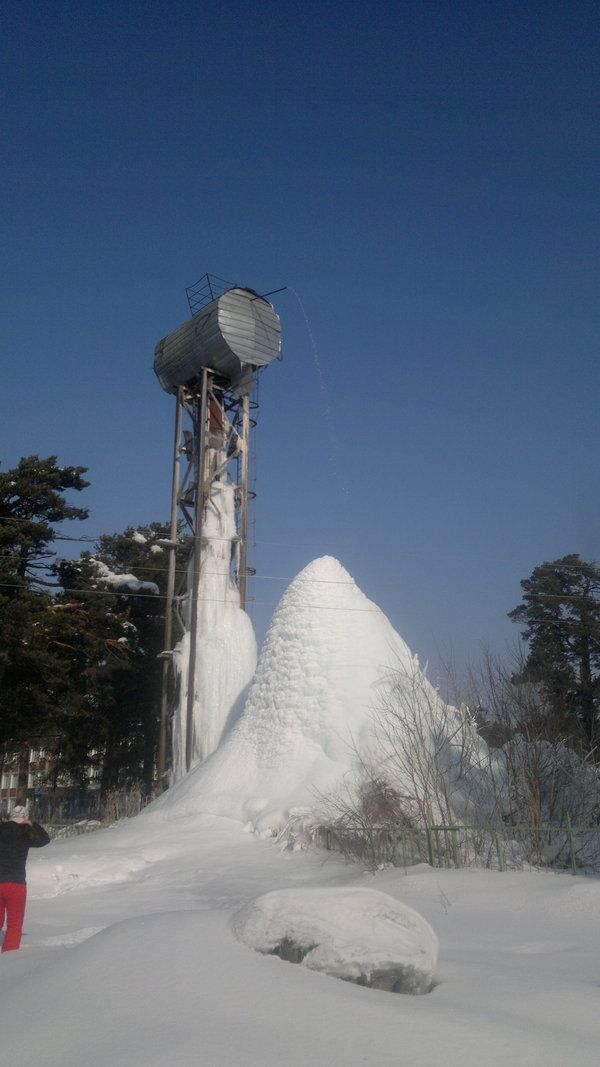 See What Happened When A Town Forgot To Turn Their Water Tower Off (3 pics)