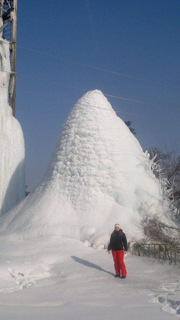 See What Happened When A Town Forgot To Turn Their Water Tower Off (3 pics)