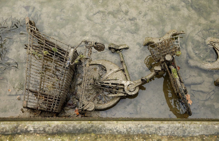 Some Interesting Things Were Recently Found In The Canal Saint Martin (21 pics)