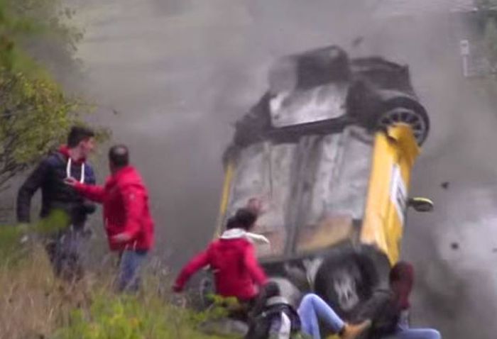 Close Calls That Were Way Too Close For Comfort (16 gifs)