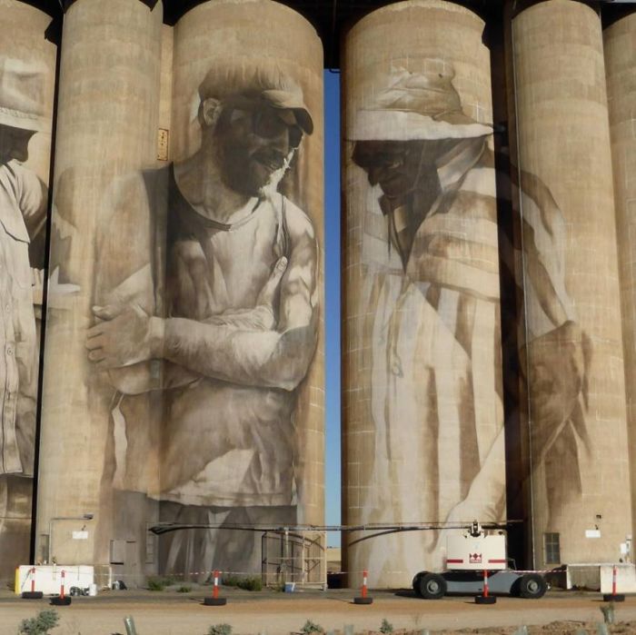 Street Artist Transforms A Small Town With A Stunning Mural (4 pics + video)