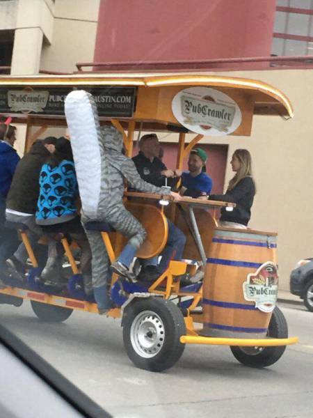 Even The Most Boring Commutes Have Their Awkward Moments (42 pics)