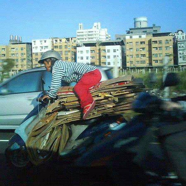 Even The Most Boring Commutes Have Their Awkward Moments (42 pics)