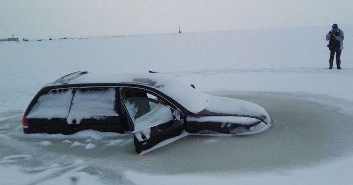 Car Crashes Through Ice And Gets Frozen In The Water (4 pics)
