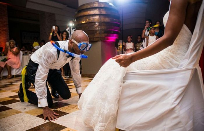 Funny Couples That Took Their Wedding Photos To The Next Level (20 pics)