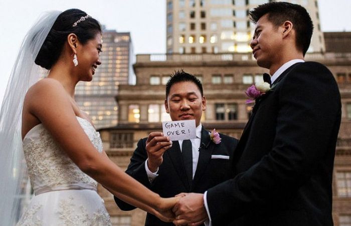 Funny Couples That Took Their Wedding Photos To The Next Level (20 pics)