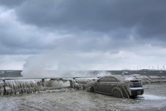 This Is What Happens When You Park Too Close To A Lake In Freezing Weather (4 pics)
