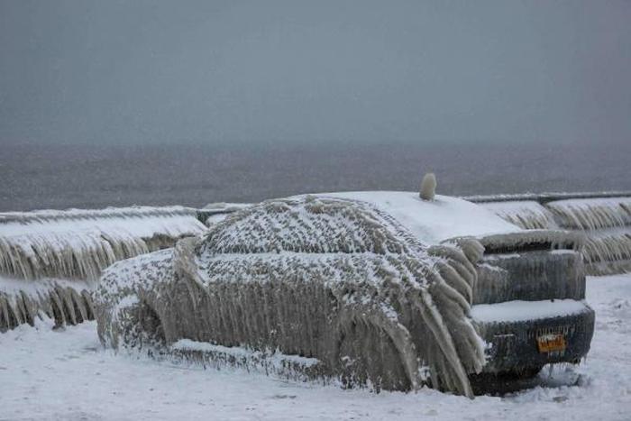 This Is What Happens When You Park Too Close To A Lake In Freezing Weather (4 pics)
