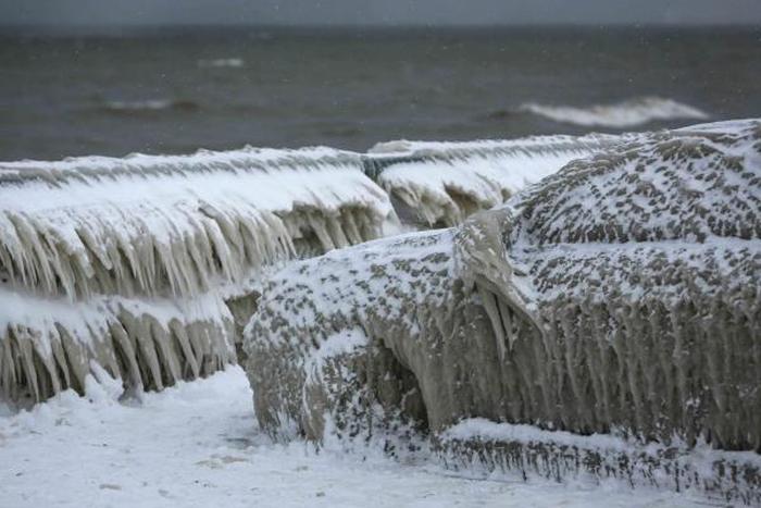 This Is What Happens When You Park Too Close To A Lake In Freezing Weather (4 pics)