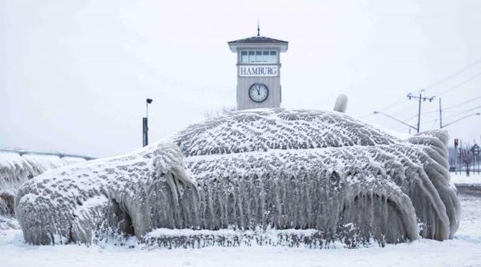 This Is What Happens When You Park Too Close To A Lake In Freezing Weather (4 pics)