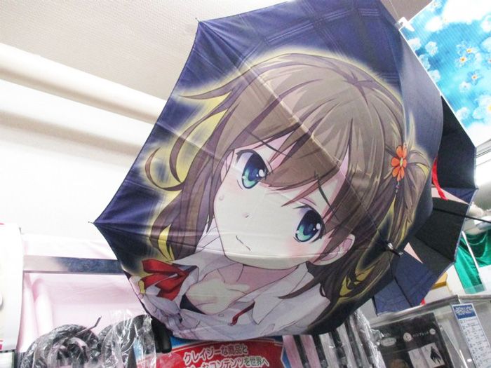 People In Japan Are Going Crazy For Upskirt Umbrellas (3 pics)