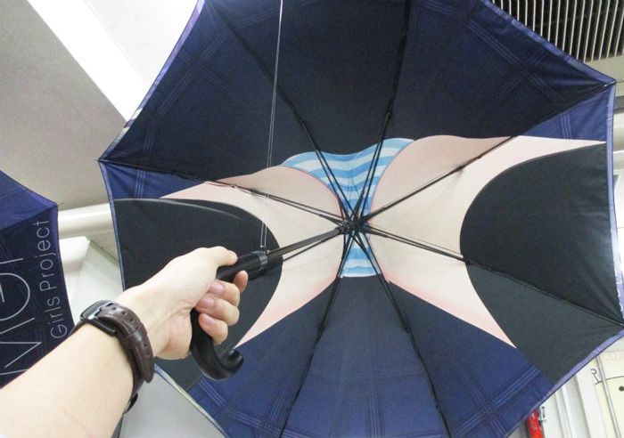 People In Japan Are Going Crazy For Upskirt Umbrellas (3 pics)
