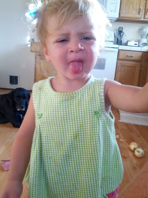 Little Girl Gets A Big Surprise After Biting What She Thought Was An Apple  (5 pics)