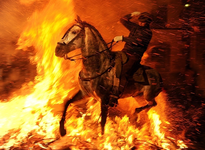 Las Luminarias: a Spanish Festival Of Fire And Horses (12 pics)
