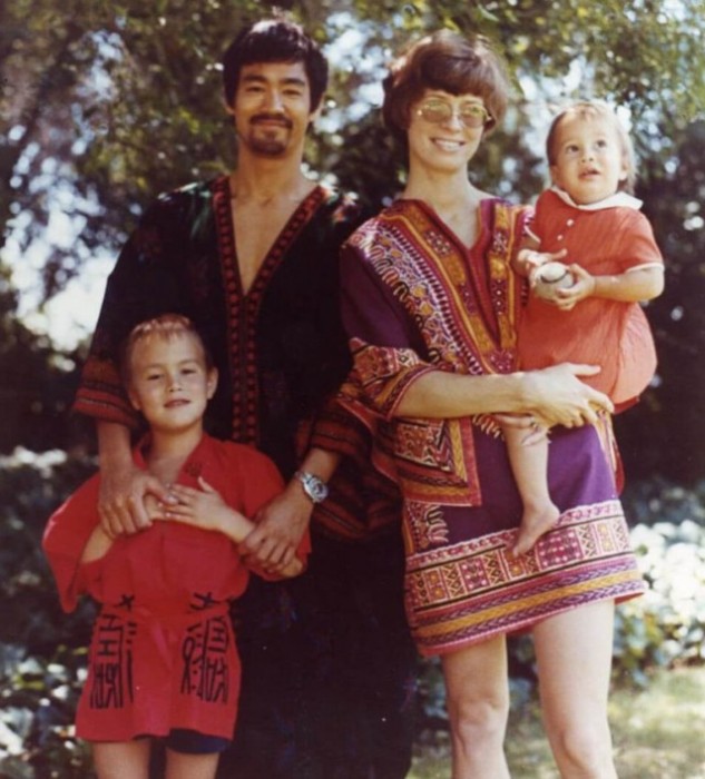 Touching Family Photos Of The Iconic Bruce Lee (25 pics)