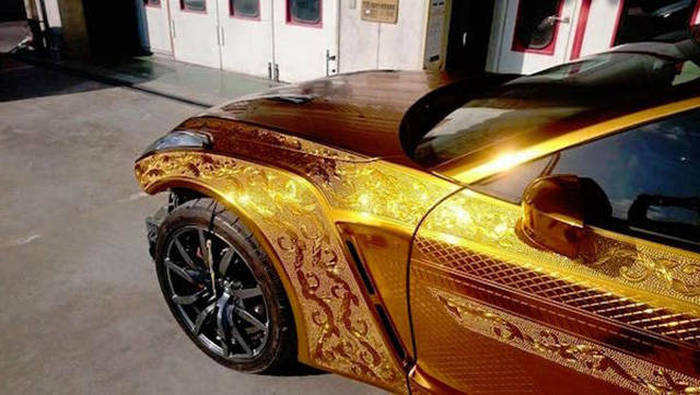 The Paint Job On This Gold Car Is Absolutely Insane (25 pics)