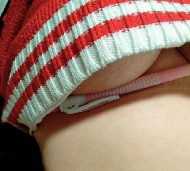 Women Trying To Hold Pens Under Their Breasts (15 pics)