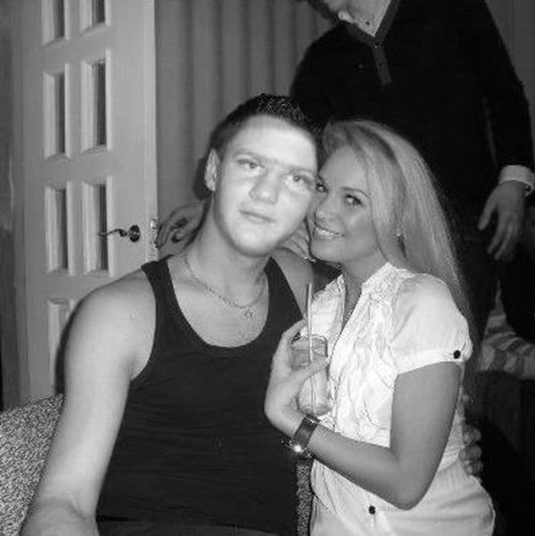 Guys Who Mysteriously Got Really Hot Girlfriends (39 pics)