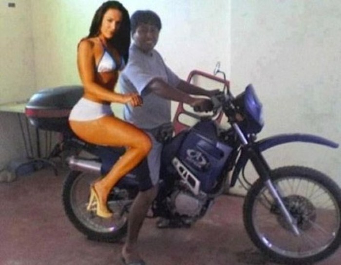 Guys Who Mysteriously Got Really Hot Girlfriends (39 pics)